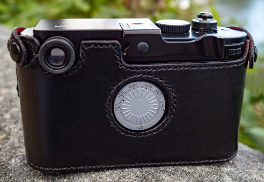 Leica M-D Camera Case on the camera in black leather - made by classic cases