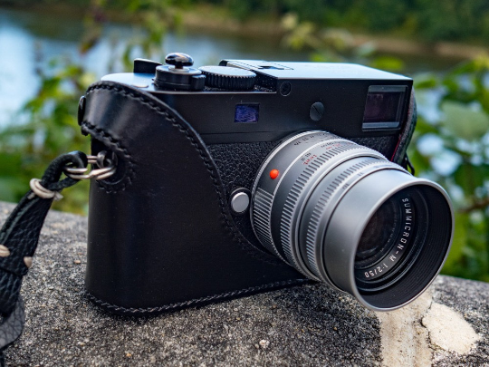 Leica M-DCamera Case on the camera in black leather - made by classic cases